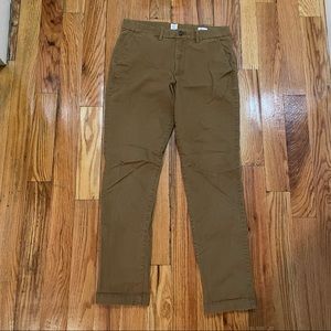 GapFlex Essential Khakis in Slim Fit (Palomino Brown)